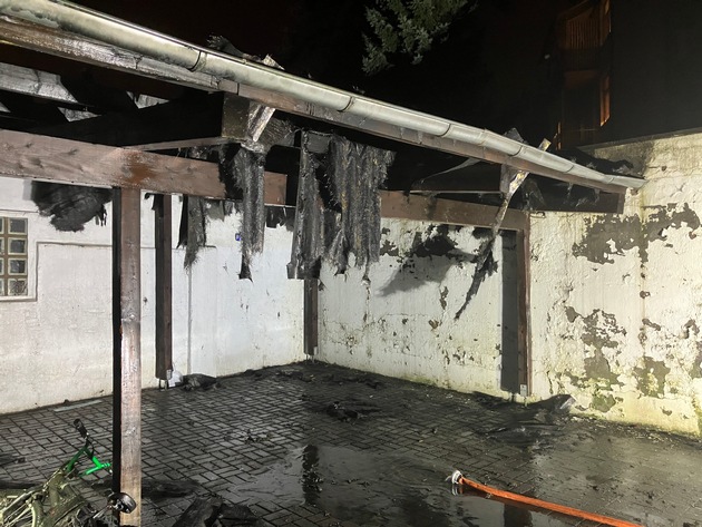 FW-MH: Carport-Dach in M&uuml;lheimer Altstadt in Brand geraten - Keine Verletzten