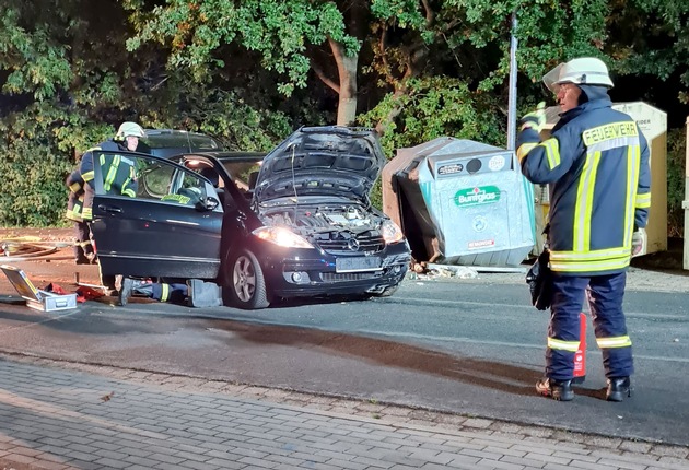 FW-RD: Auto fährt in Glascontainer - Fahrer schwerverletzt