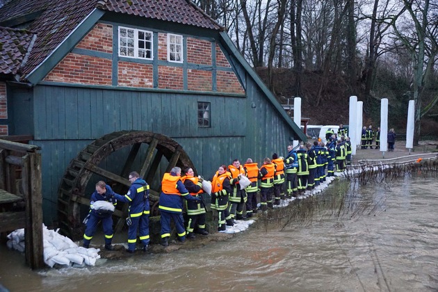 THW-HH MV SH: Hochwasser: THW unterstützt Pump- und Sicherungsarbeiten nach starken Regenfällen im südöstlichen Schleswig-Holstein