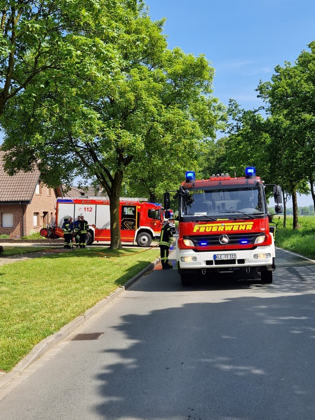 FW-KLE: Heckenbrand / Freiwillige Feuerwehr Bedburg-Hau warnt vor Einsatz von Gasbrennern