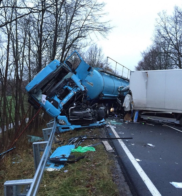 POL-NI: Tödlicher Unfall - Klein-LKW kollidiert mit Tanklastzug