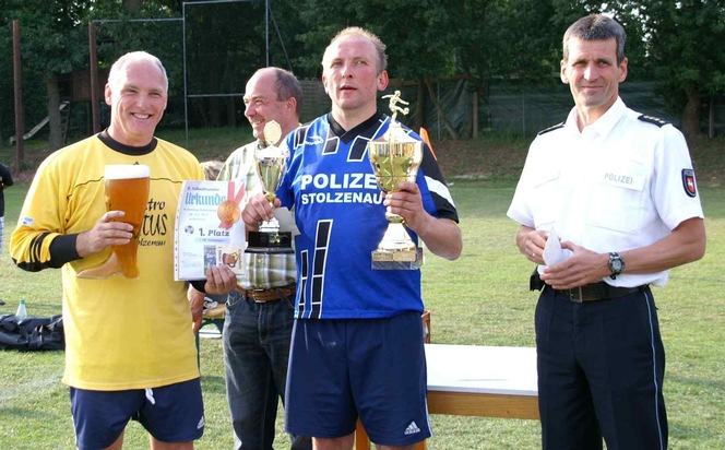 POL-NI: Fußballer des Polizeikommissariates Stolzenau verteidigen den Pokal