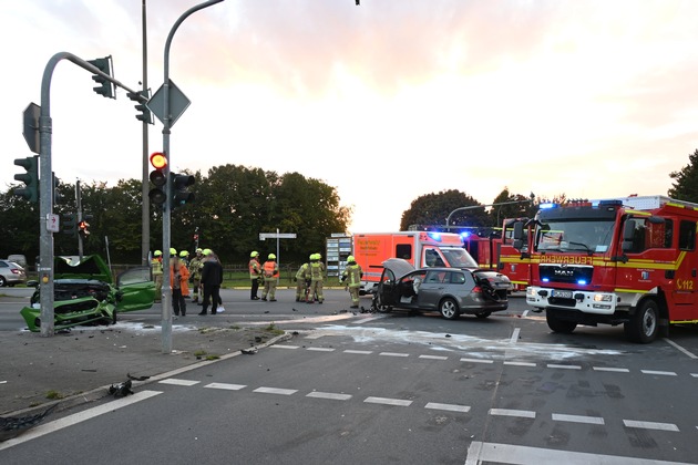 FW Pulheim: Verkehrsunfall in Pulheim-Brauweiler mit zwei Verletzten