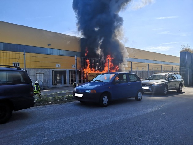FW-EN: Lieferwagenbrand bei einem Paketversender