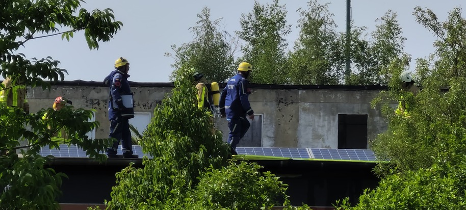 FW Grevenbroich: Feuerwehr Grevenbroich löscht Dachstuhlbrand in Kapellen