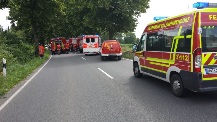 POL-HM: Schwerer Verkehrsunfall / Bundesstraße 1 derzeit voll gesperrt