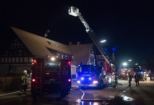 FW-OE: Brand im Dachgeschoss - PKW-Fahrer warnen Bewohner vor Feuer