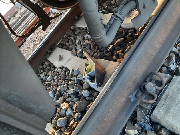 BPOLI DD: Zeugenaufruf: Gefährlicher Eingriff in den Bahnverkehr im Bereich Dresden-Friedrichstadt