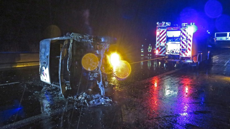 FW-E: Alleinunfall eines Kastenwagens (Mercedes Sprinter), Fahrzeug gerät in Brand, Fahrer nur leicht verletzt