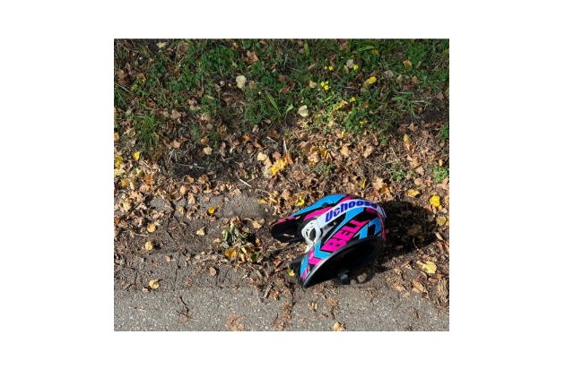 POL-KA: (KA) Karlsruhe - Motorradfahrer attackiert Passanten und flüchtet - Polizei sucht nach Zeugen