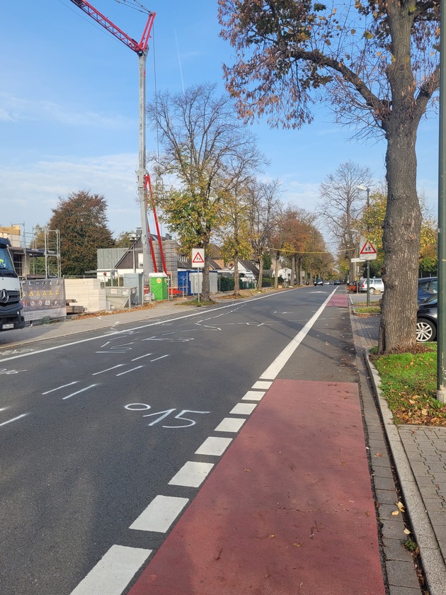 POL-D: Düsseldorf Lohausen - Schwerer Verkehrsunfall - Fahrradfahrer tödlich verletzt - Motorradfahrer und Sozia schwer verletzt