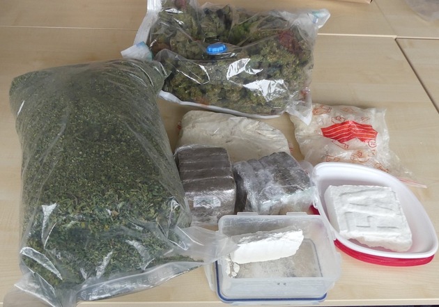 ZOLL-E: GER Köln führt Schlag gegen Organisierte Rauschgiftkriminalität - 4 Festnahmen - über 35 Kilogramm Drogen, Bargeld und Luxusuhren sichergestellt