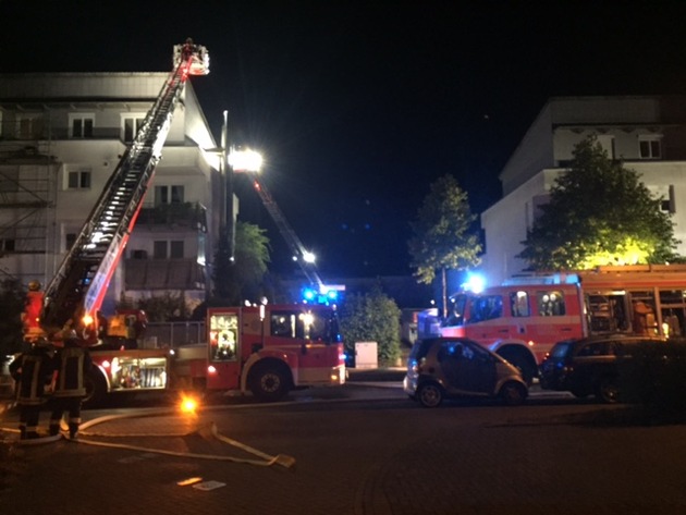 FW-D: Die Fassade eines Wohngebäudes stand in Flammen