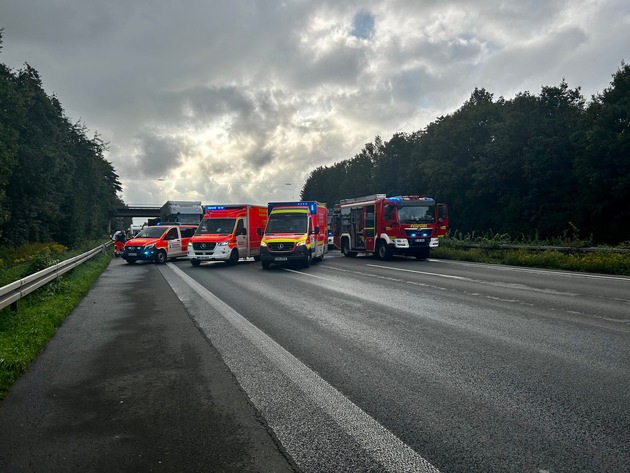 FW-RE: Verkehrsunfall auf der Bundesautobahn 2 mit Beteiligung von zwei LKW - vier, zum Teil, schwer Verletzte