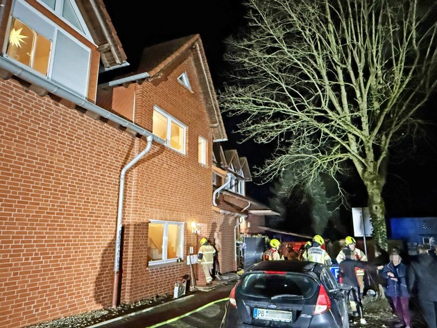 FW Paderborn: Gemeldeter Zimmerbrand mit Person in Paderborn Elsen