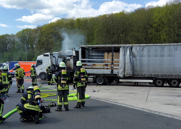 FW-EN: Feuerwehr Gevelsberg löscht brennende Sattelzugmaschine auf der A1