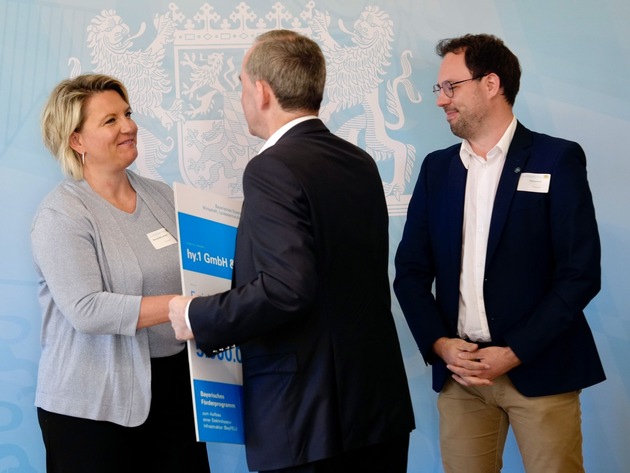 Wirtschaftsminister Aiwanger übergibt Förderurkunde an GP JOULE