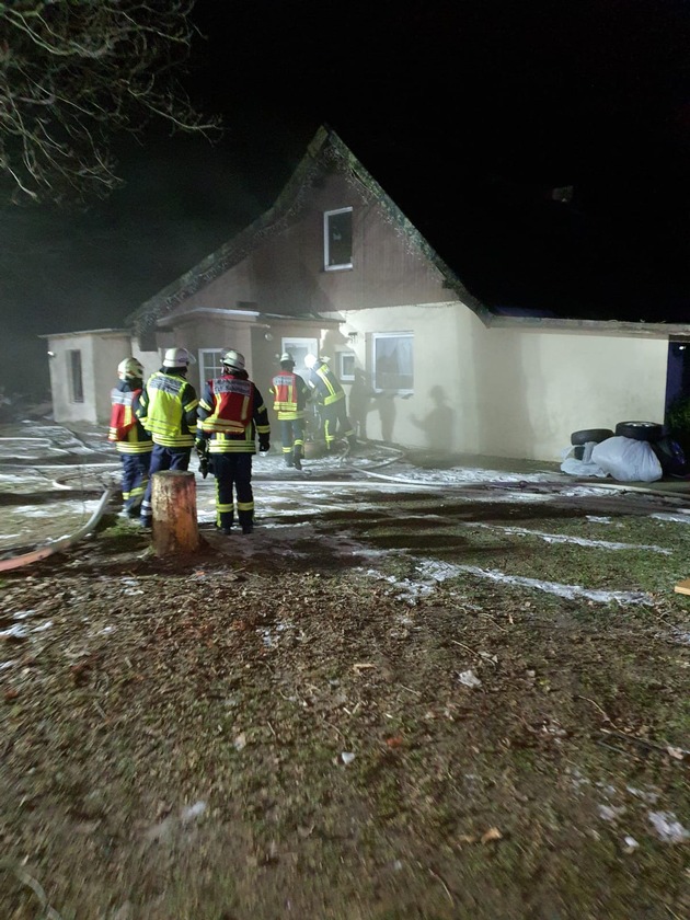 FFW Schiffdorf: Feuerwehr bekämpft Dachstuhlbrand bei Minusgraden: Mehrere Ortsfeuerwehren im Einsatz gegen die Flammen