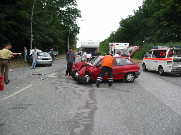 POL-WL: Kleinkind bei Unfall schwer verletzt ++ Zwei Schwer- und drei Leichtverletzte nach Unfall ++ Nach Diebstahl aus Garderobe auch den Pkw mitgenommen ++ Mehrere hundert Liter Dieselkraftstoff abgezapft