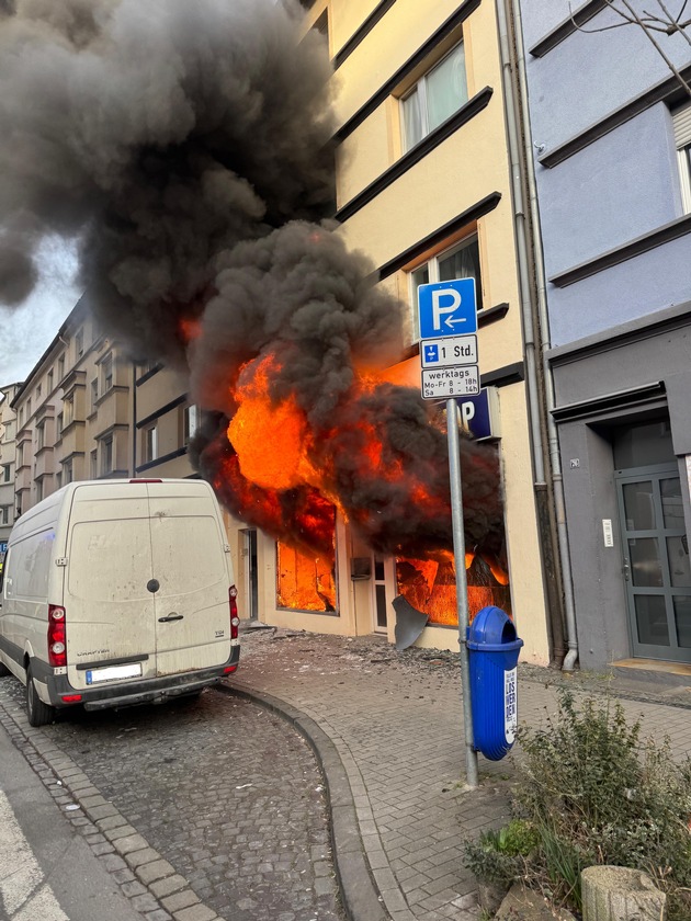 FW-GE: Ladenlokal im Vollbrand