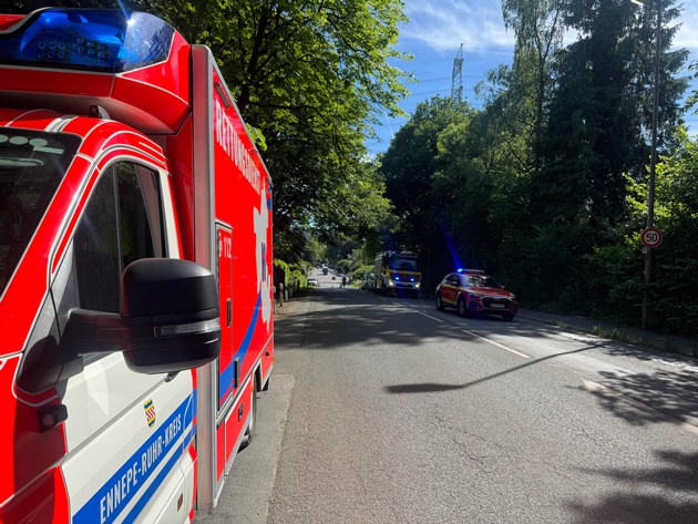 FW-EN: Feuerwehr am Donnerstag stark gefordert - Kradunfall und Kleinbrand am sp&auml;ten Nachmittag