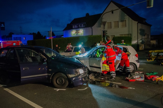 FW Menden: Verkehrsunfall - PKW kollidieren im Kreuzungsbereich