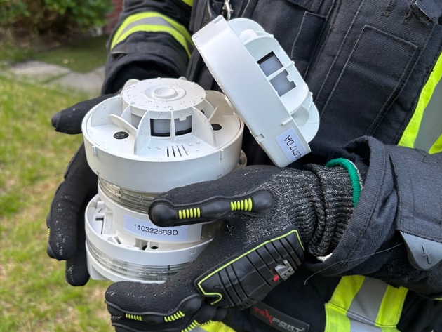FW-AUR: Rauchmelder-Alarm an Mehrfamilienhaus