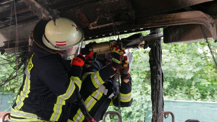 FW Celle: Technische Rettung aus Bus geübt!