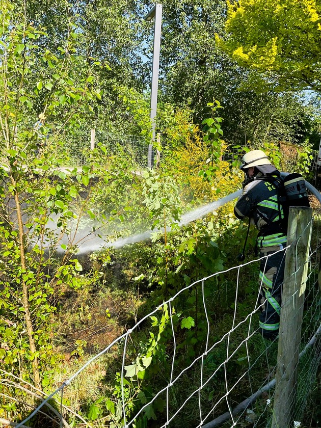 FW Bocholt: Vegetationsbrand am Radweg - Feuerwehr verhindert Ausbreitung