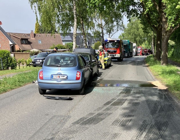 POL-STD: Zwei Verletzte bei Unfall in Buxtehude auf der Apensener Straße
