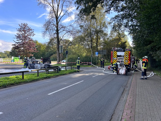 FW-ROW: PKW-Brand an Zevener Veranstaltungsgelände