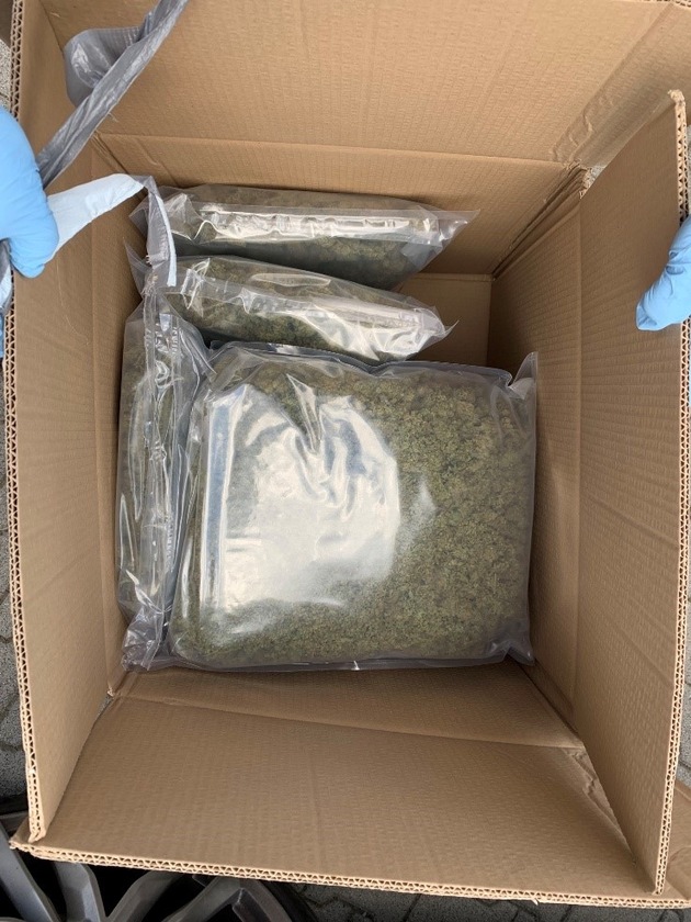 ZOLL-F: 169 Kilogramm illegales Marihuana aus dem Verkehr gezogen - Zoll und Polizei nehmen drei Tatverdächtige fest