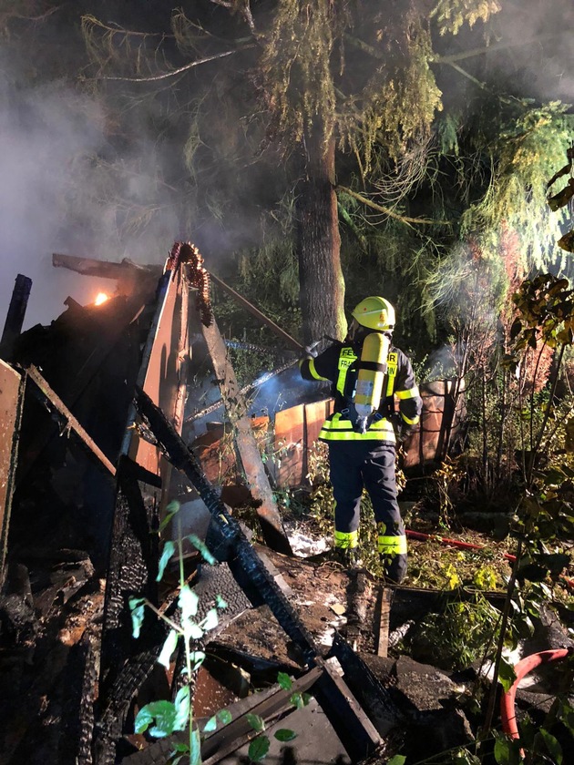FW-F: Gartenhütte in Oberrad brannte - Ausbreitung verhindert