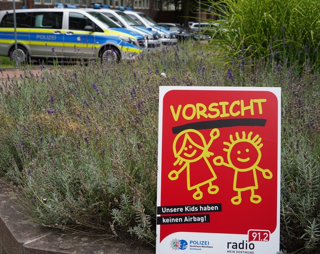 POL-DO: Achtung! Schulkinder sind wieder unterwegs! Radio 91.2 und Polizei Dortmund starten Präventionskampagne mit Plakaten für Anwohner von Schulwegen
