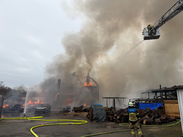 FW-E: Gro&szlig;brand in holzverarbeitendem Gewerbebetrieb - massive Rauchentwicklung erfordert Warnung der Bev&ouml;lkerung