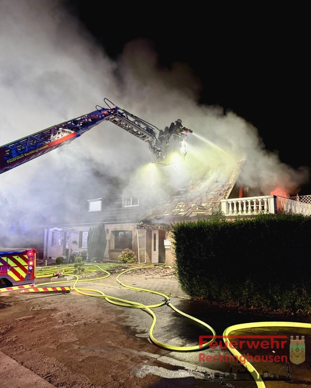 FW-RE: Massiver Wohnungsbrand - eine schwerstverletzte Person durch Kräfte der Feuerwehr gerettet