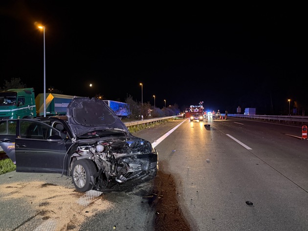 FW-ROW: Großes Trümmerfeld nach Auffahrunfall auf der A1
