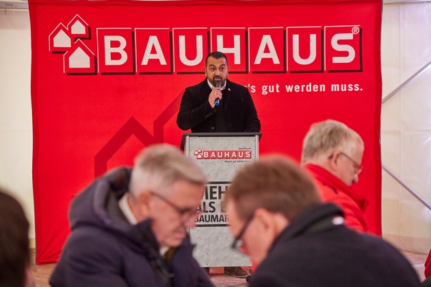 BAUHAUS feiert Richtfest in Wiesbaden: Neues Fachcentrum setzt Maßstäbe in Sachen Nachhaltigkeit