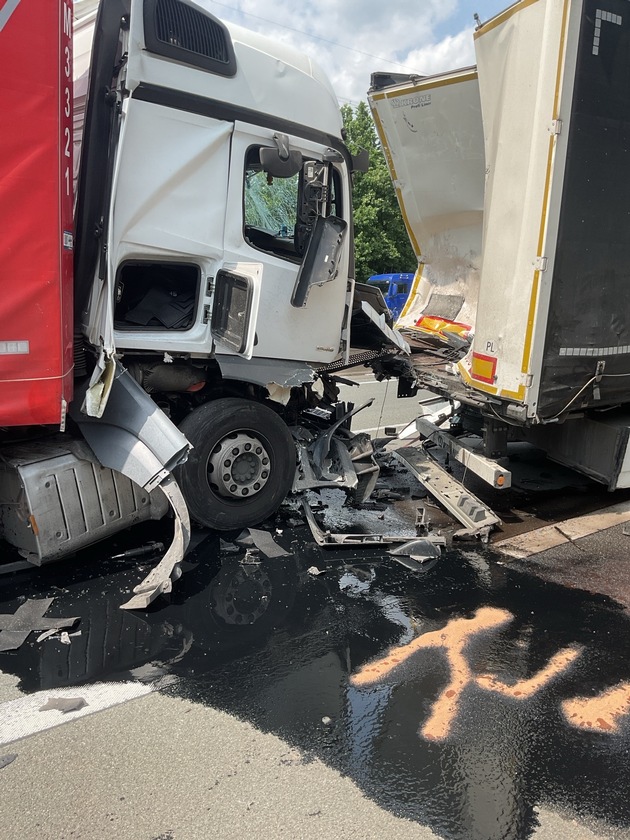 FW-DO: Verkehrsunfall zwischen drei LKW auf der A45 Fahrtrichtung Oberhausen