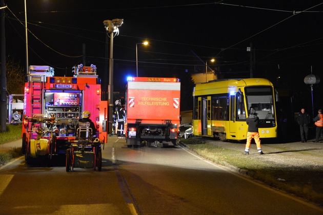 FW-MH: Entgleiste Straßenbahn sorgt für aufwendigen Feuerwehreinsatz