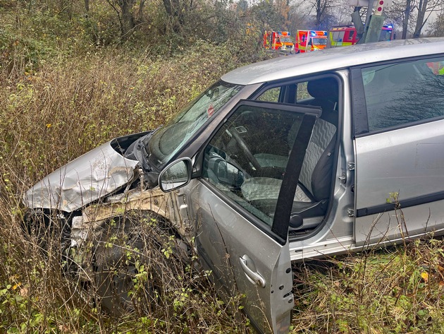 POL-ME: Auto von Zug erfasst: Glück im Unglück für Unfallbeteiligte - Velbert - 2511085