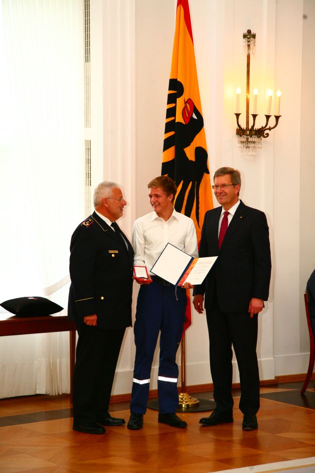 Bundespräsident zeichnet Feuerwehrleute aus / Deutsches Feuerwehr-Ehrenkreuz in Bronze erstmalig ausgehändigt (mit Bild)