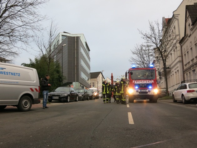 FW-AR: Parkhaus Neheim nach Gasgeruch evakuiert und gesperrt