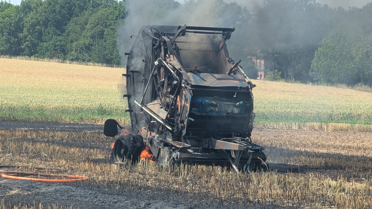 POL-STH: Flächenbrand / Brand einer Rundballenpresse