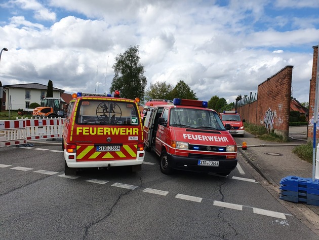 POL-STD: Bagger beschädigt Horneburger Gasleitung - Großalarm für Feuerwehr - Keine Personen verletzt