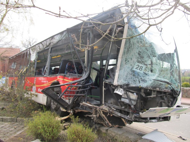 POL-WL: Spektakulärer Busunfall mit hohem Sachschaden, Unfallursache bislang unklar