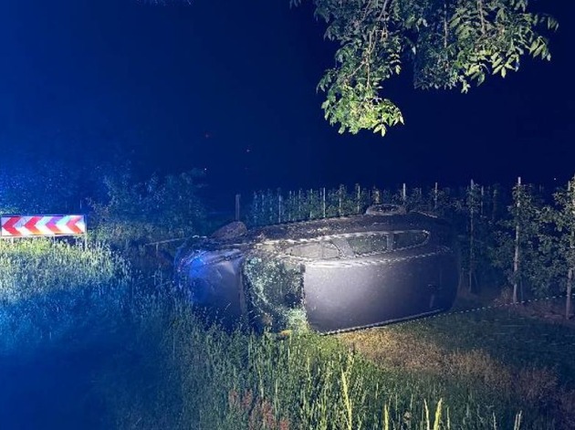 POL-STD: Autofahrer kommt unter Alkoholeinfluss mit einem nicht zugelassenen Auto von der Straße ab und Fahrzeug überschlägt sich, Polizei Horneburg sucht Unfallzeugen