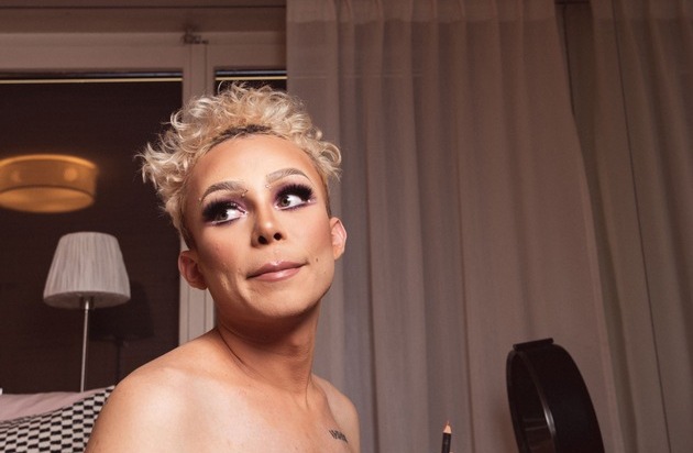 news aktuell (Schweiz) AG: Digitec Galaxus gewinnt Schweizer PR-Bild Award mit dem Foto "Aus dem Leben einer Dragqueen"