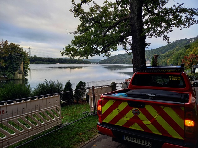 FW-EN: Baum stürzt am Hengsteysee um - Seeweg aufgrund von hoher Gefahr gesperrt