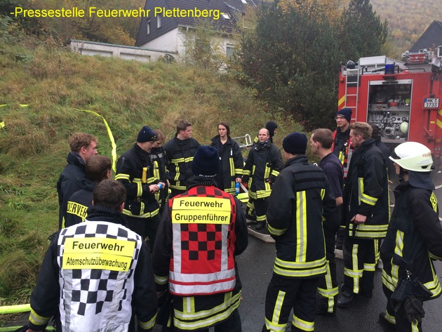 FW-PL: Übung der Feuerwehr Plettenberg unter realistischen Bedingungen in der ehemaligen Wohnsiedlung am Kraftwerk Werdohl-Elverlingsen